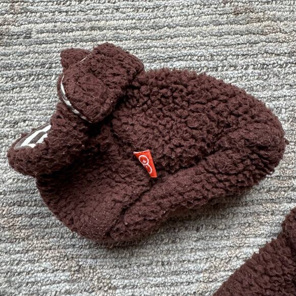 Magnificent Baby Fleece Booties Magnetic Closure Brown Fleece Fuzzy 12-18 mos - Picture 2 of 9